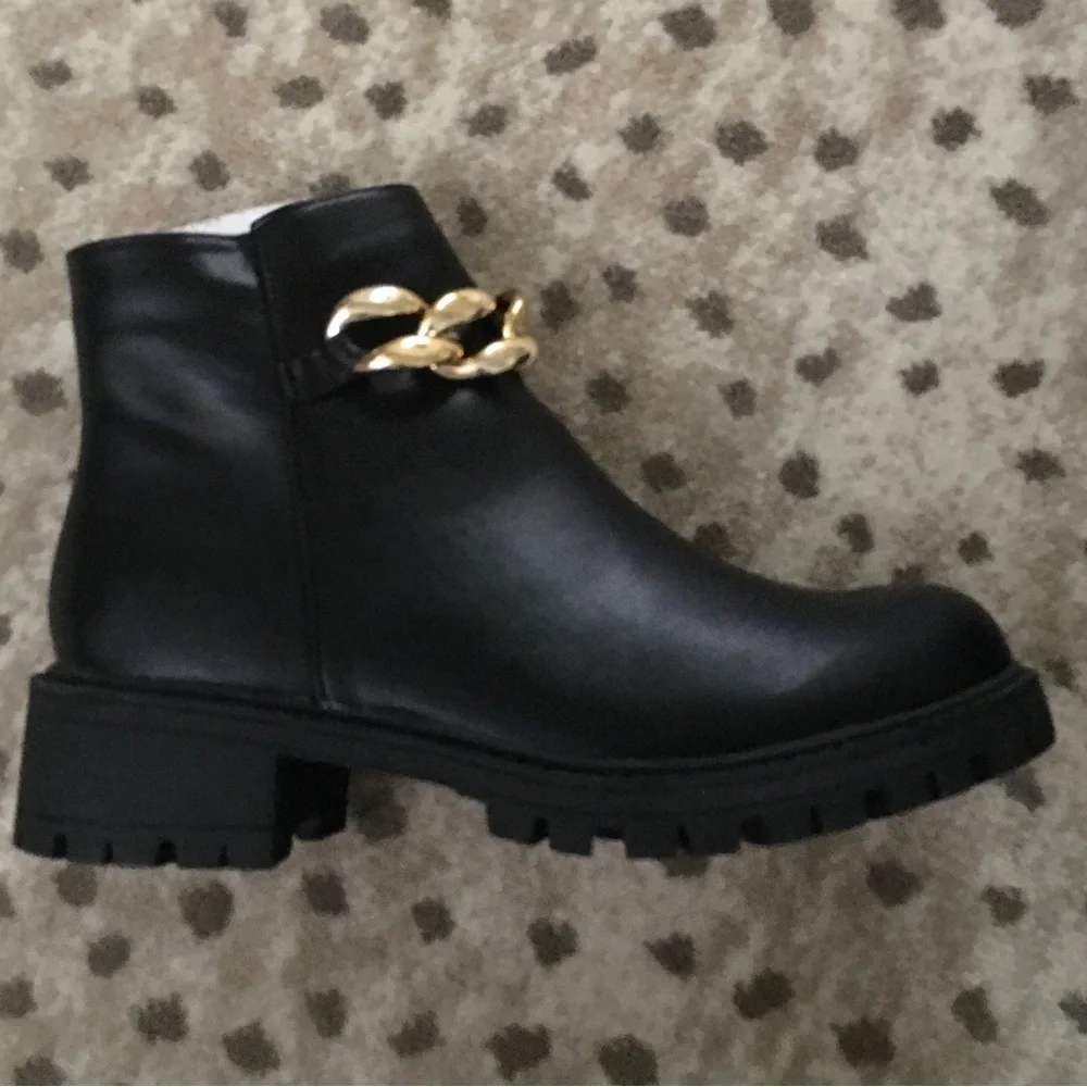 NEW NICOLE MILLER 9M ELLE Gold
Chain Chelsea Booties Boots Lug Sole Zip closure - Picture 3 of 12
